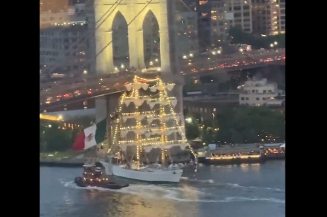Kapal AL Meksiko Tabrak Jembatan Brooklyn, 2 Tewas